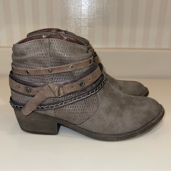 Kohl’s Redbud Strappy Ankle Boots In Stone - Picture 3 of 15